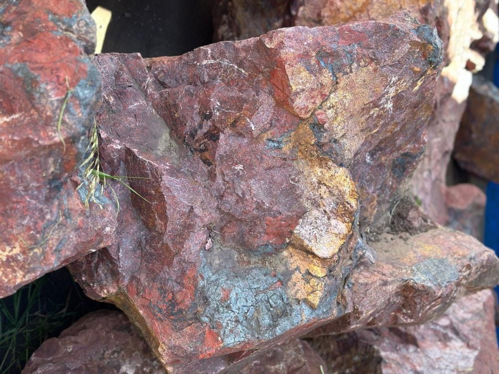 Камни для ландшафтного дизайна красно-фиолетовые 10-60 килограмм купить в Санкт-Петербурге