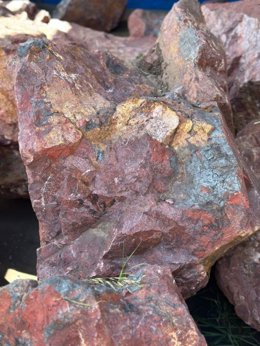 Камни для ландшафтного дизайна красно-фиолетовые 10-60 килограмм купить в Санкт-Петербурге