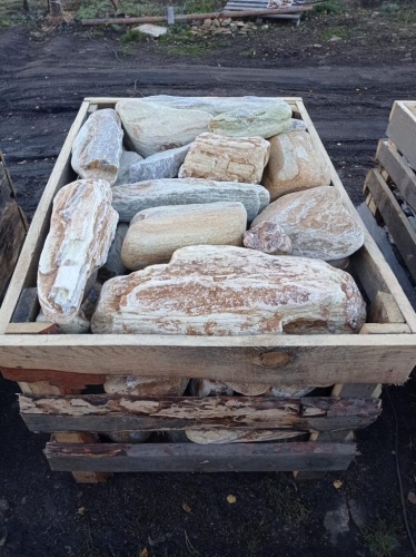 Златолит жёлтый, жёлто-зелёный глыбки и валуны для ланшафтного дизайна купить в Санкт-Петербурге