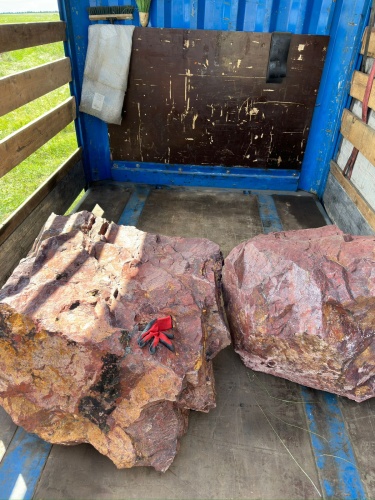 Ландшафтные глыбы красно-фиолетовые 200-1000 килограмм купить в Санкт-Петербурге