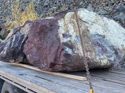 Огромные красно-фиолетовые валуны для ландшафтного дизайна весом более 5 тонн купить в Санкт-Петербурге