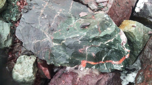 Гигантские зелёные валуны для ландшафтного дизайна весом более 5 тонн купить в Санкт-Петербурге