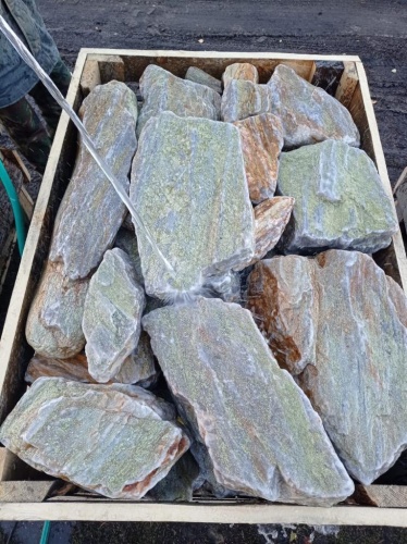 Златолит жёлтый, жёлто-зелёный глыбки и валуны для ланшафтного дизайна купить в Санкт-Петербурге