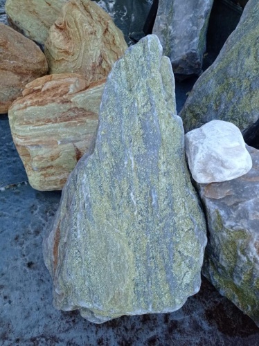 Златолит жёлтый, жёлто-зелёный глыбки и валуны для ланшафтного дизайна купить в Санкт-Петербурге