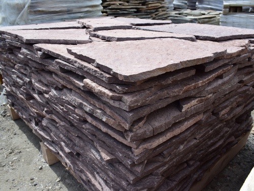 Плитняк лемезит бордовый для облицовки цоколя 20-25 мм  купить в Санкт-Петербурге