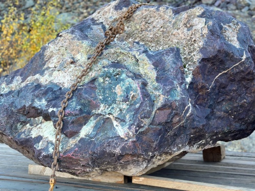 Огромные красно-фиолетовые валуны для ландшафтного дизайна весом более 5 тонн купить в Санкт-Петербурге