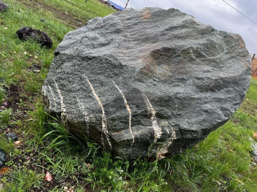 Гигантские зелёные валуны для ландшафтного дизайна весом более 5 тонн купить в Санкт-Петербурге