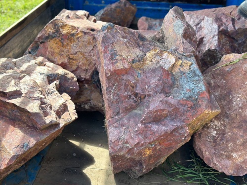 Ландшафтные глыбы красно-фиолетовые 200-1000 килограмм купить в Санкт-Петербурге