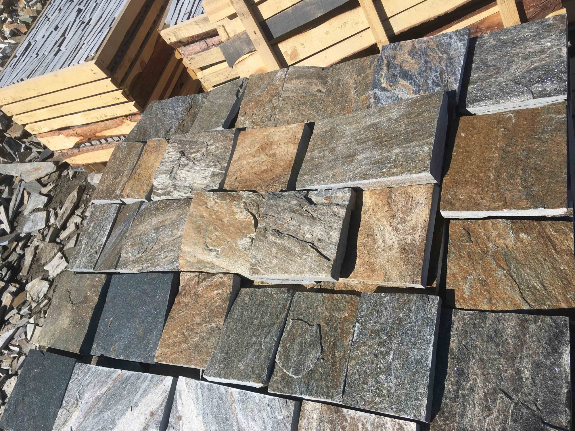 Плитка пилёная златолит Уральский для цоколя, отмостки купить в Санкт-Петербурге