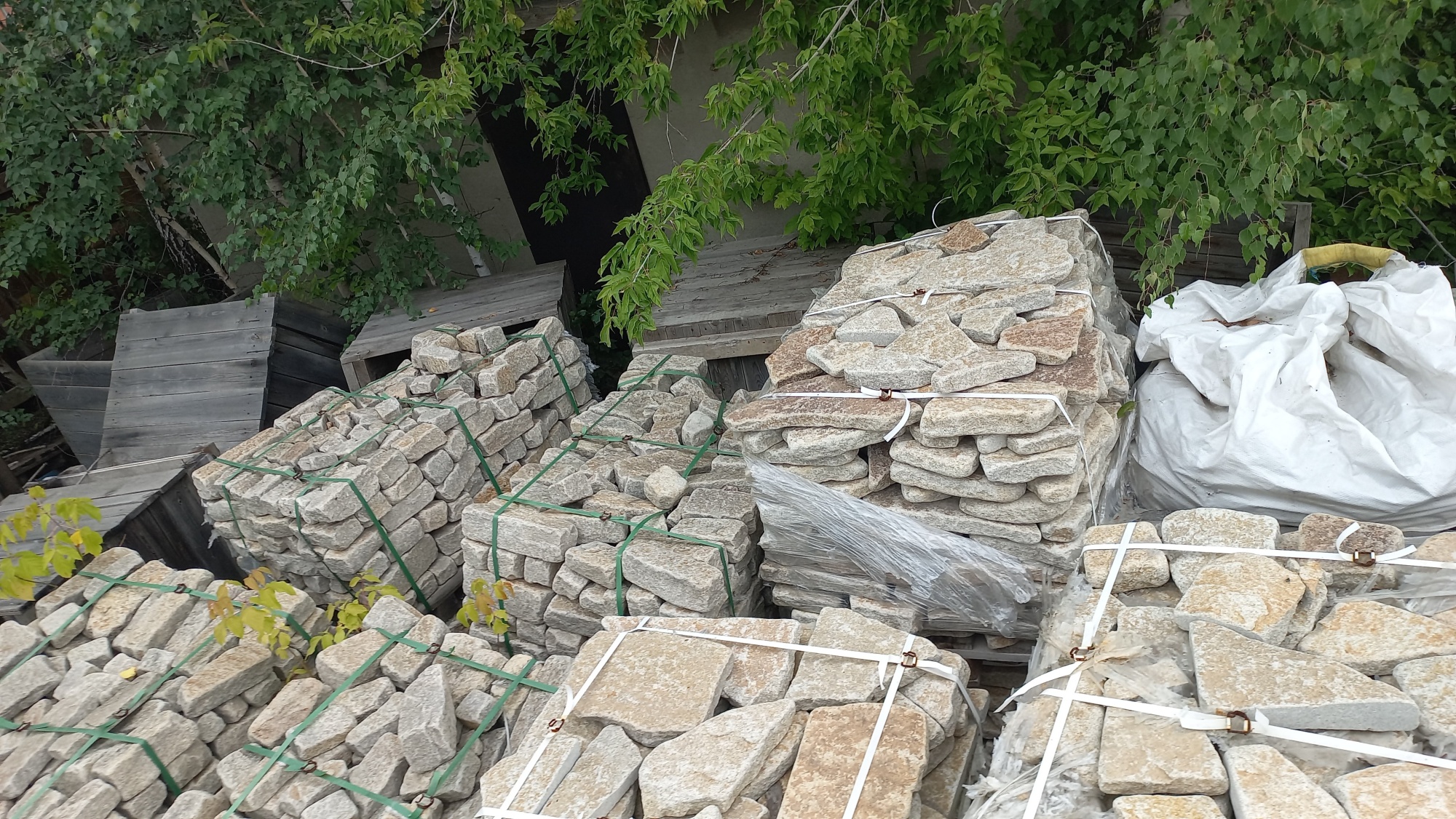 Плитняк гранитный галтованный купить в Санкт-Петербурге