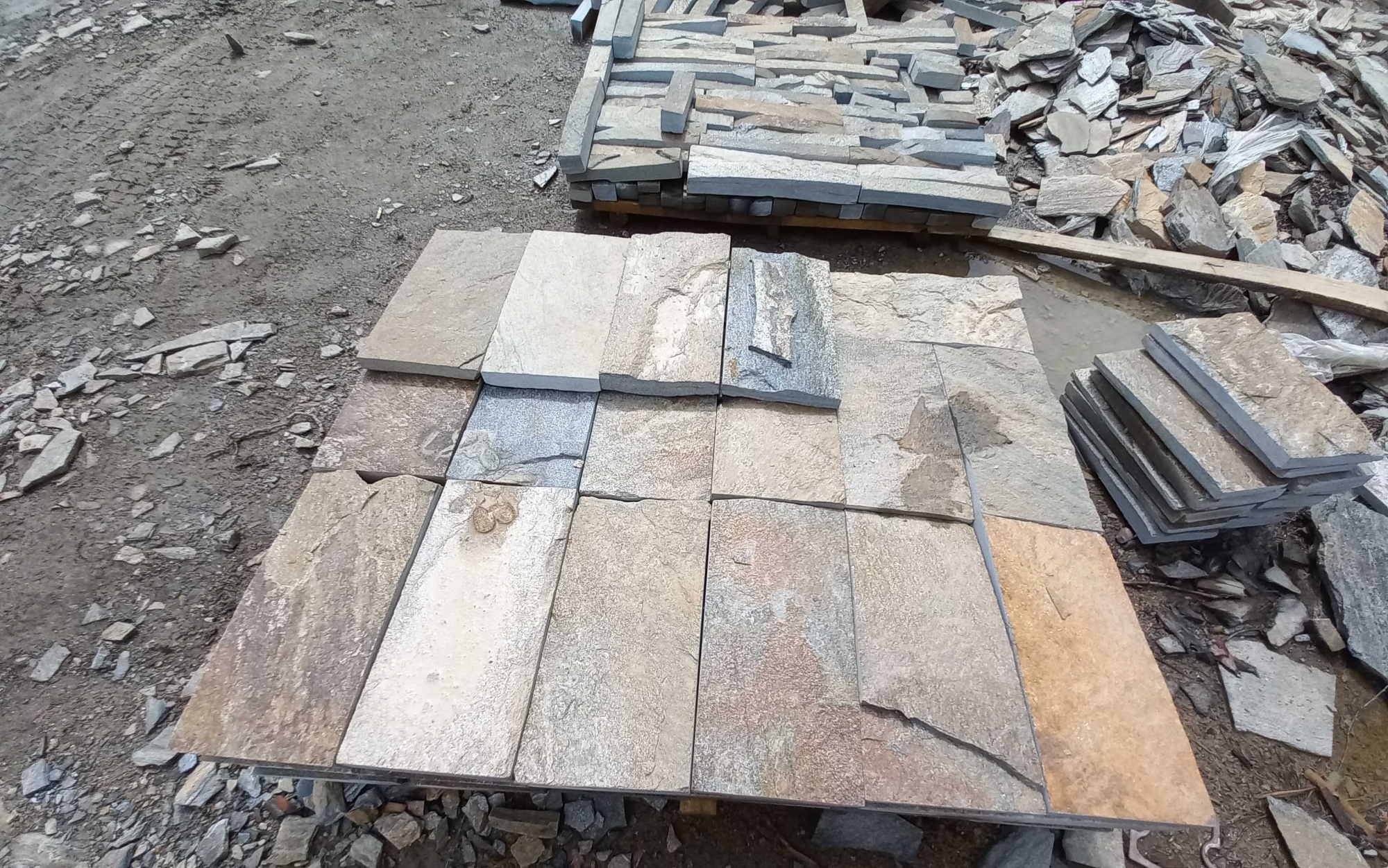 Плитка пилёная златолит Уральский для цоколя, отмостки купить в Санкт-Петербурге