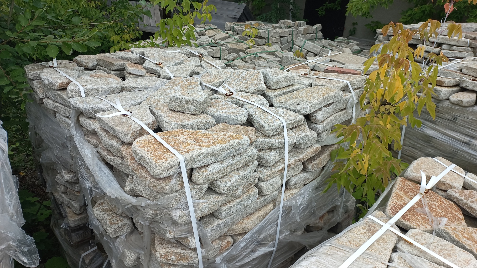 Плитняк галтованный гранитный для ландшафтного дизайна купить в Санкт-Петербурге