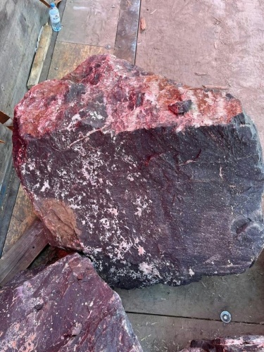 Камни для ландшафтного дизайна красно-фиолетовые 10-60 килограмм купить в Санкт-Петербурге