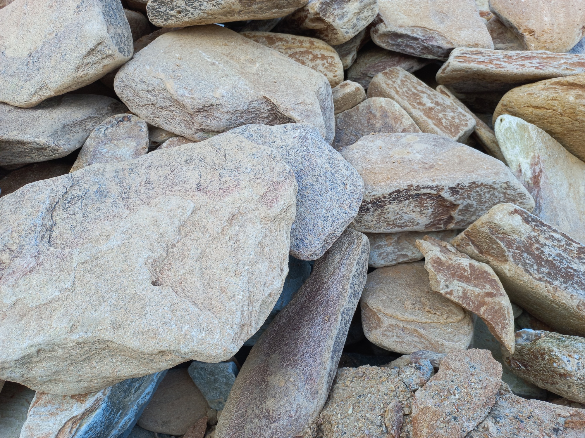 Златолит жёлтый, жёлто-зелёный глыбки и валуны для ланшафтного дизайна купить в Санкт-Петербурге