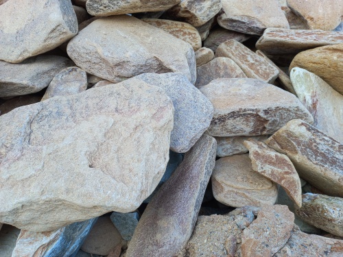 Златолит жёлтый, жёлто-зелёный глыбки и валуны для ланшафтного дизайна купить в Санкт-Петербурге