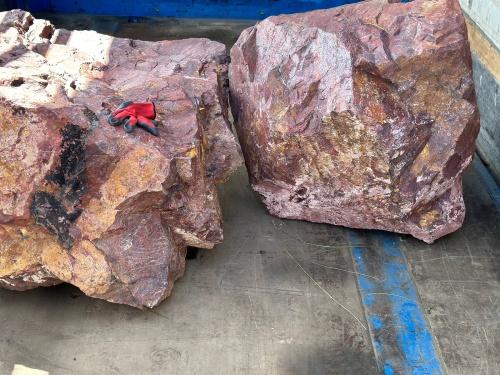 Ландшафтные глыбы красно-фиолетовые 200-1000 килограмм купить в Санкт-Петербурге