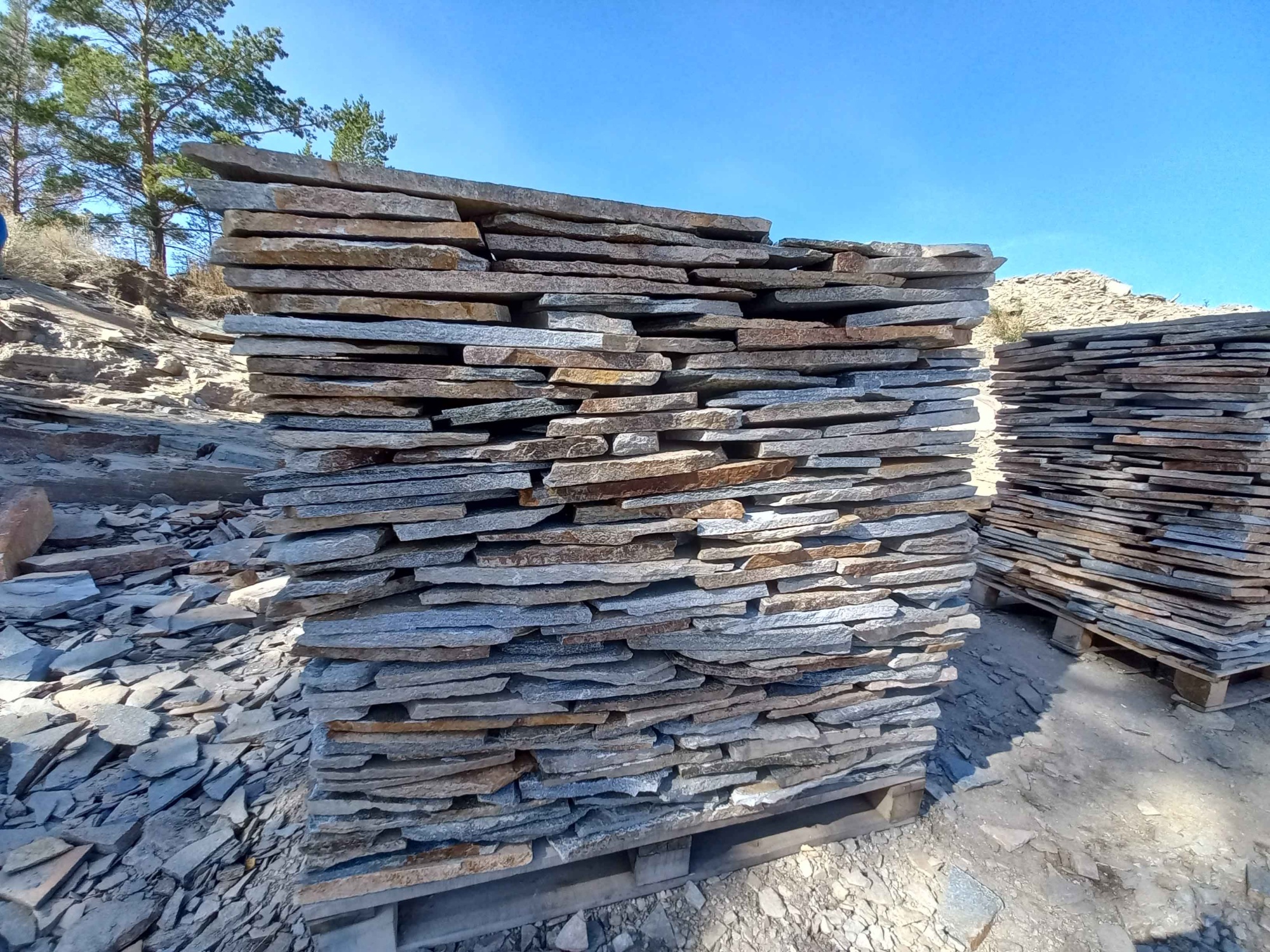 Плитняк златолит серебристый для фасада купить в Санкт-Петербурге