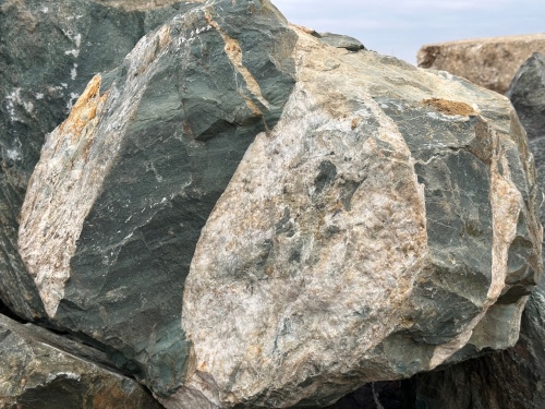 Гигантские зелёные валуны для ландшафтного дизайна весом более 5 тонн купить в Санкт-Петербурге