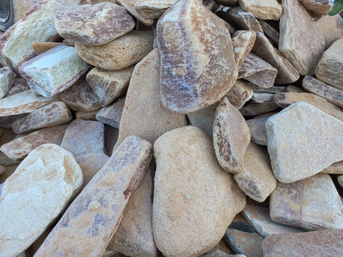 Златолит жёлтый, жёлто-зелёный глыбки и валуны для ланшафтного дизайна купить в Санкт-Петербурге