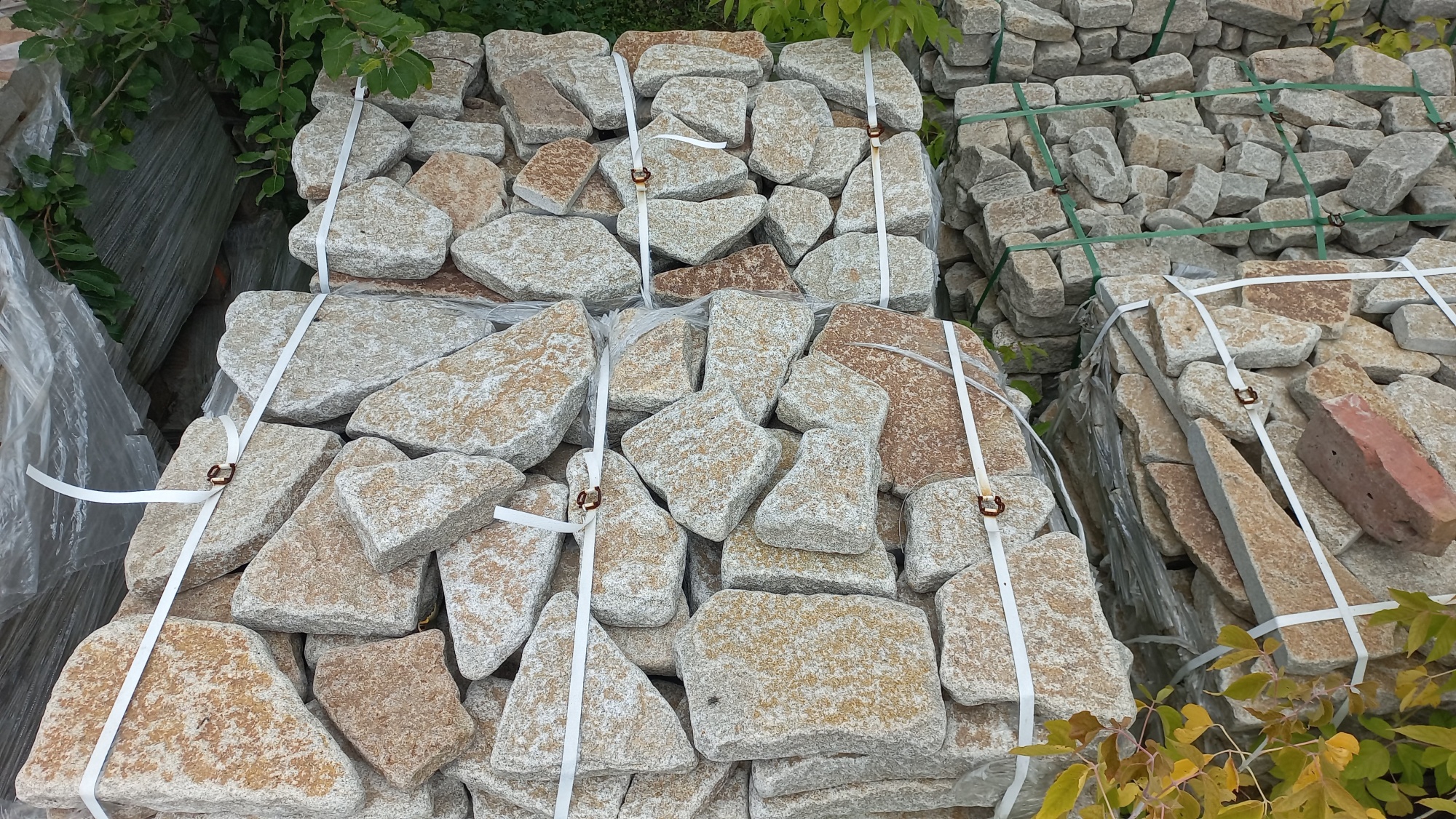 Гранитный плитняк галтованный для мощения купить в Санкт-Петербурге