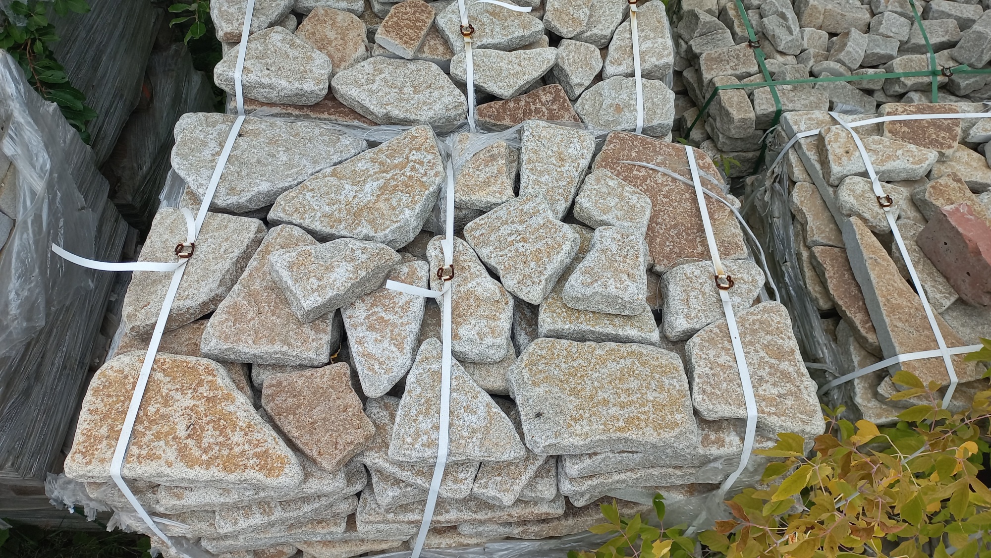 Плитняк галтованный гранитный для ландшафтного дизайна купить в Санкт-Петербурге