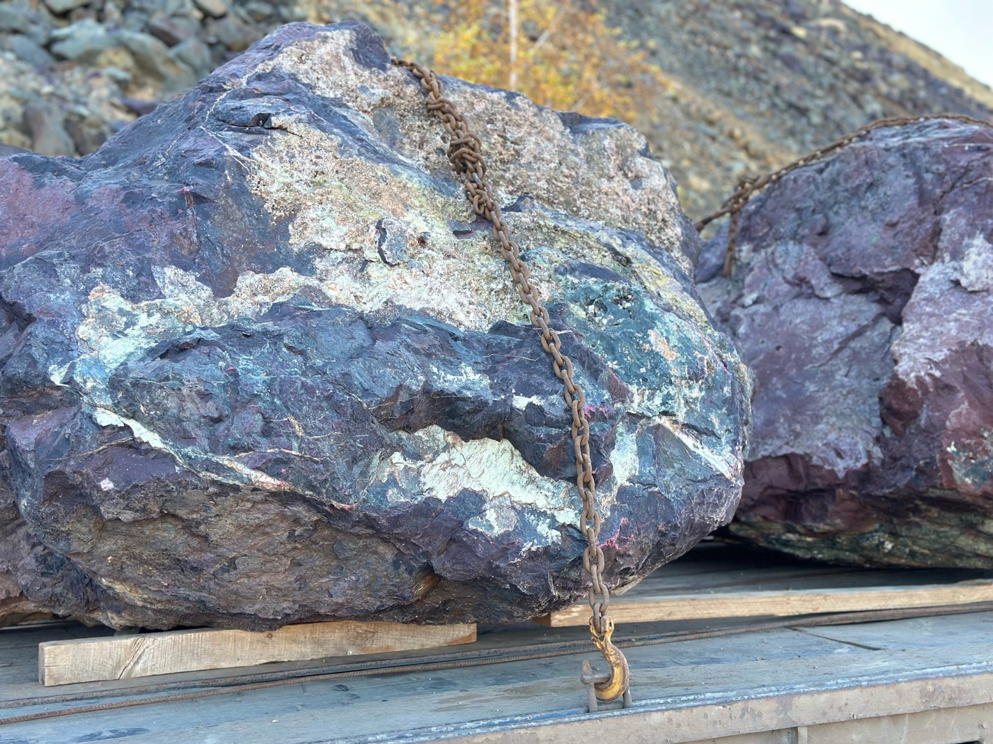 Огромные красно-фиолетовые валуны для ландшафтного дизайна весом более 5 тонн купить в Санкт-Петербурге