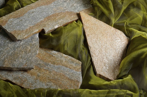 Плитняк златолит Уральский для цоколя, отмостки купить в Санкт-Петербурге