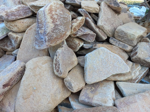 Златолит жёлтый, жёлто-зелёный глыбки и валуны для ланшафтного дизайна купить в Санкт-Петербурге