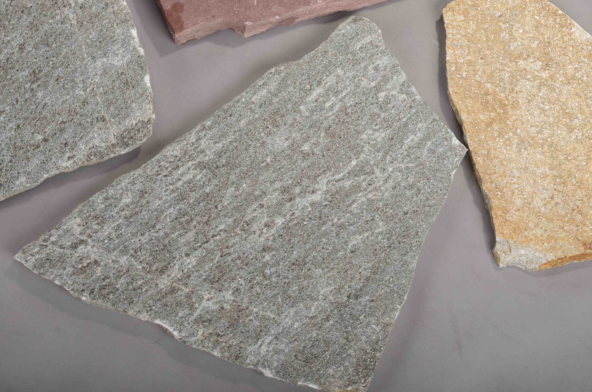 Плитняк златолит Уральский для цоколя, отмостки купить в Санкт-Петербурге