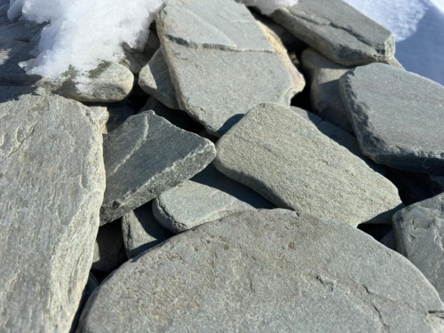 Плитняк златолит зелёный галтованный для цоколя купить в Санкт-Петербурге